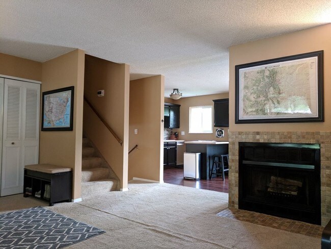 Building Photo - 3 Bed / 2 Bath Split Level with A/C