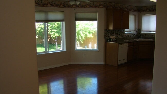 Building Photo - 1507 Anny Dr W