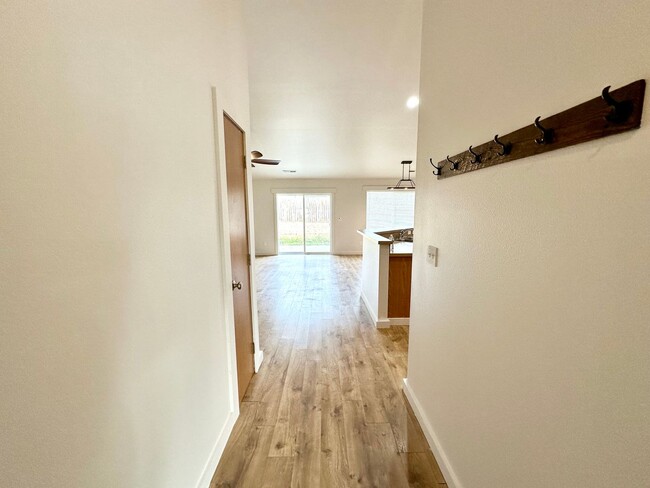 Building Photo - Charming 3 Bedroom Home