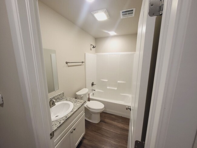 Foto del edificio - 3 bed 2 bath 2 car garage with fenced back yard.