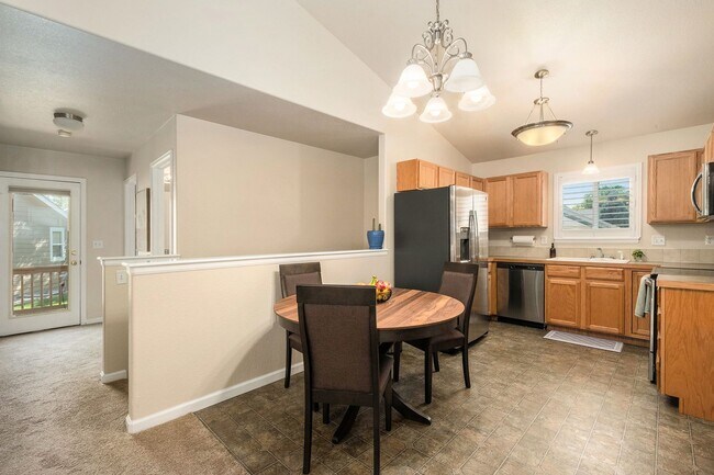 Foto del edificio - Lake Life & Room to Spare – 4BR + Office w...