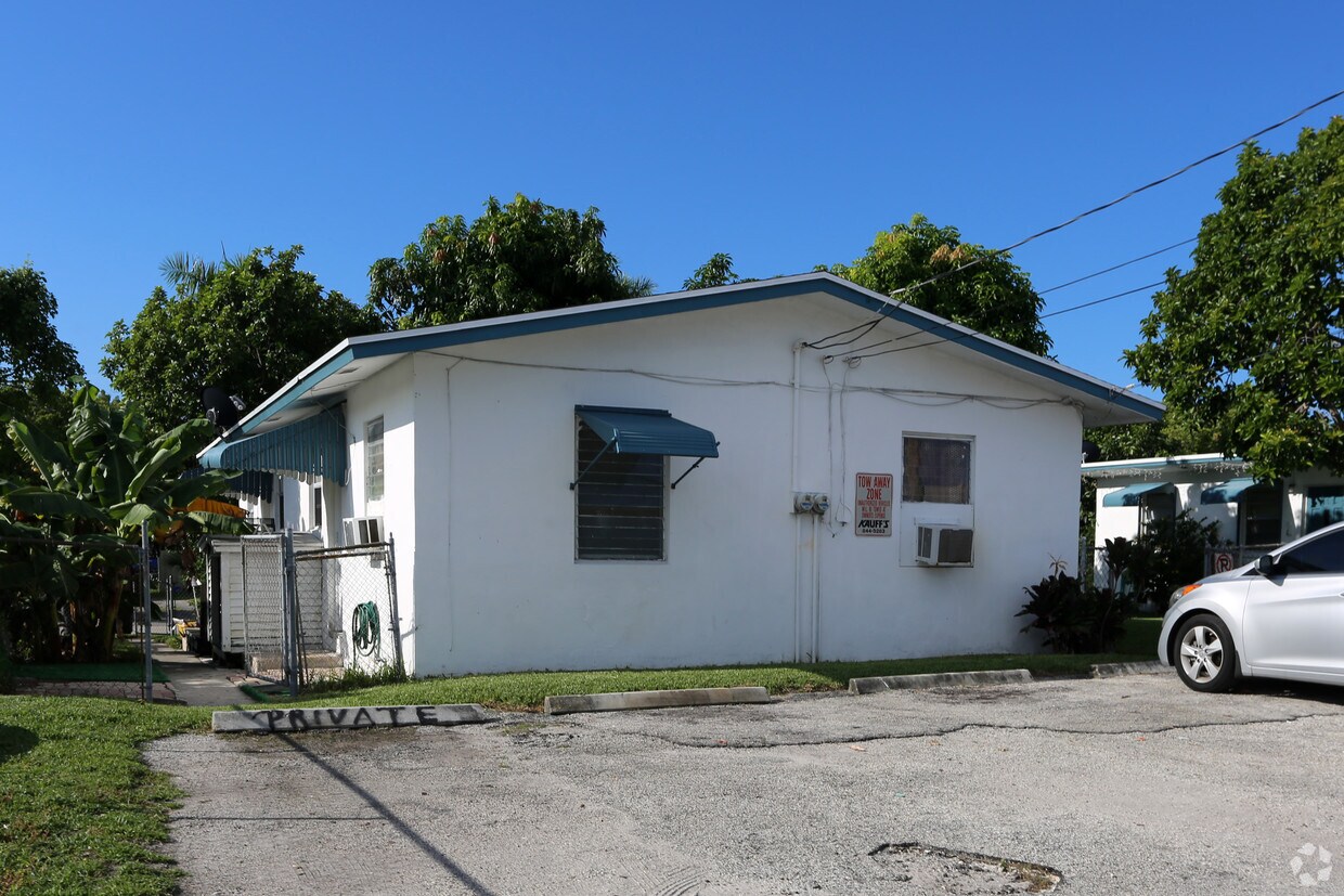 Building Photo - 709-711 Gotham Ct