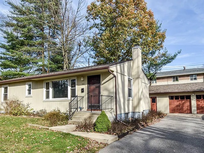 Building Photo - 921 S Eastside Dr