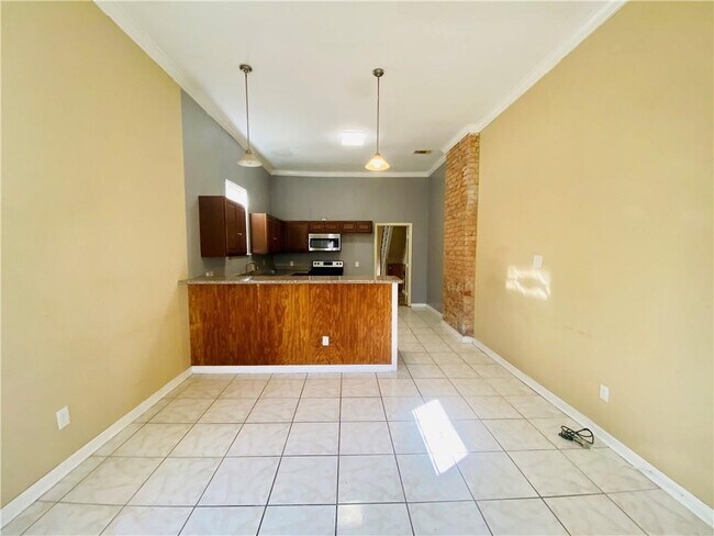 Building Photo - 932 Lamanche St