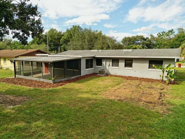 Building Photo - 4 bed 2 bath home