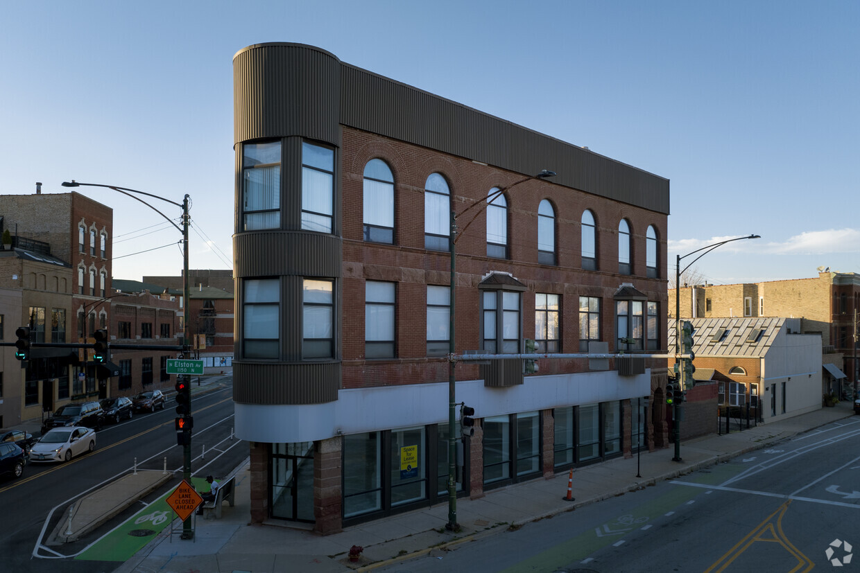 Primary Photo - Flat Iron Building