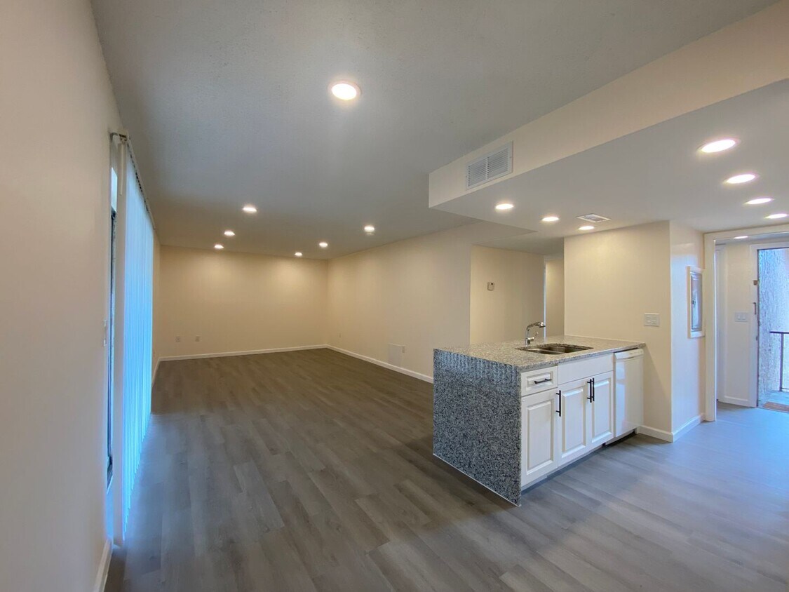Foto principal - NEWLY RENOVATED 2 BED 2 BATH CONDO NEAR UC...