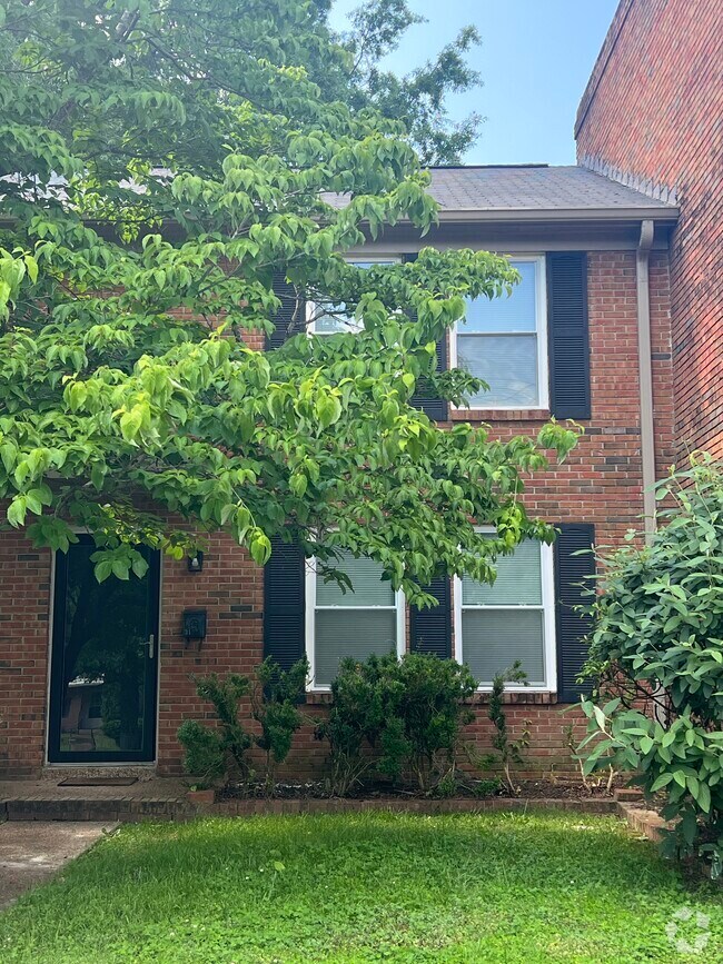 Hickory View Apartments for Rent with a Yard Nashville, TN 1