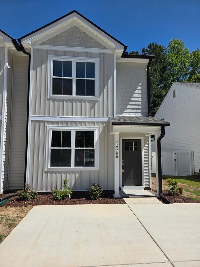 Front - 3920 Gloucester Dr W
