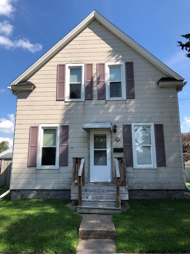 Building Photo - Cute 2 Bedroom house with a garage for ren...