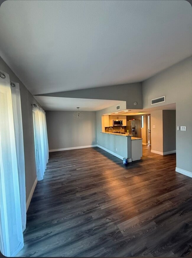 Building Photo - 4444 Victory Dr