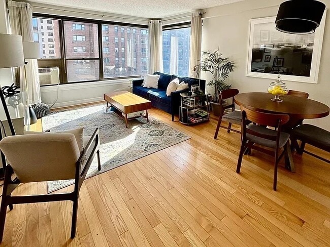 Foto del edificio - 2930 N Sheridan Rd