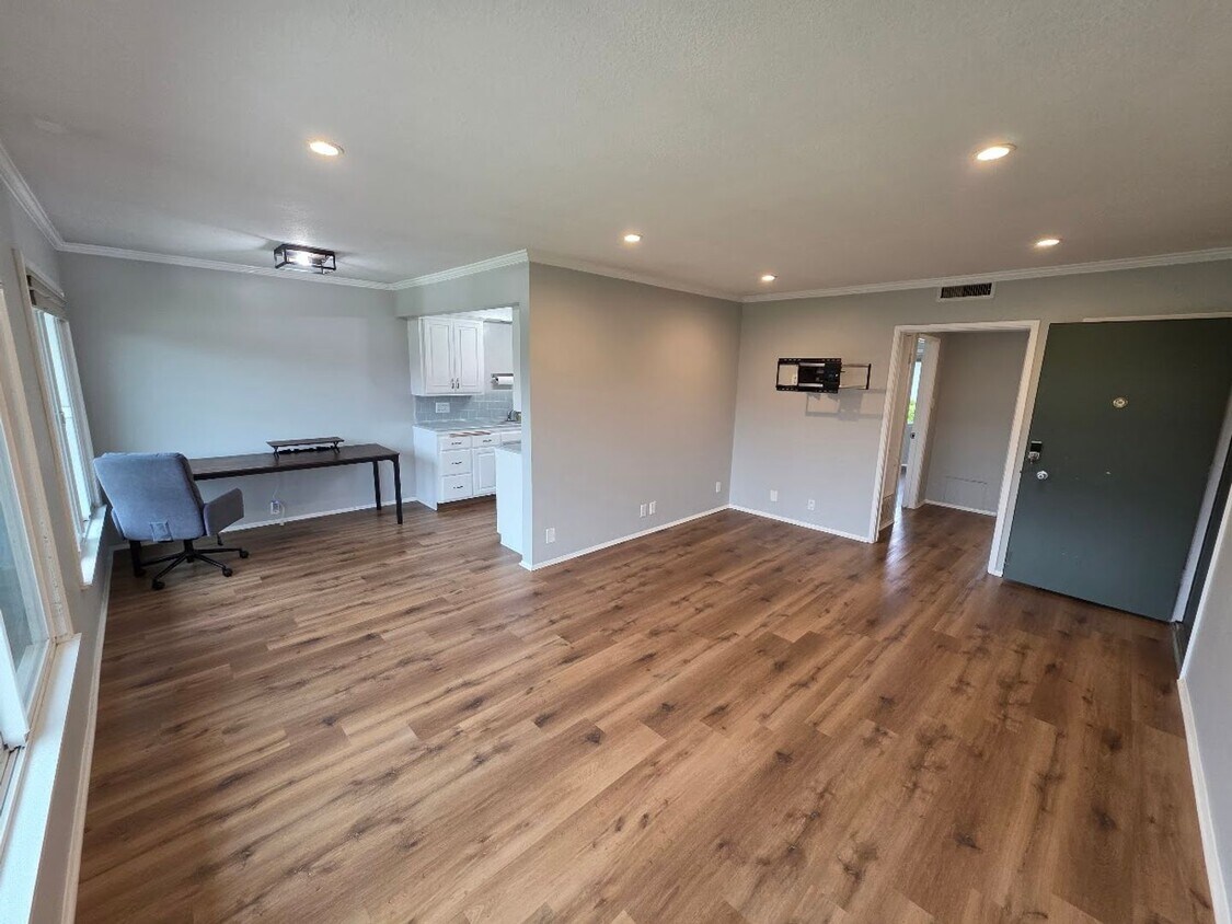 Foto principal - UPPER 1BD/1BA CONDO WITH GARAGE AND COMMON...