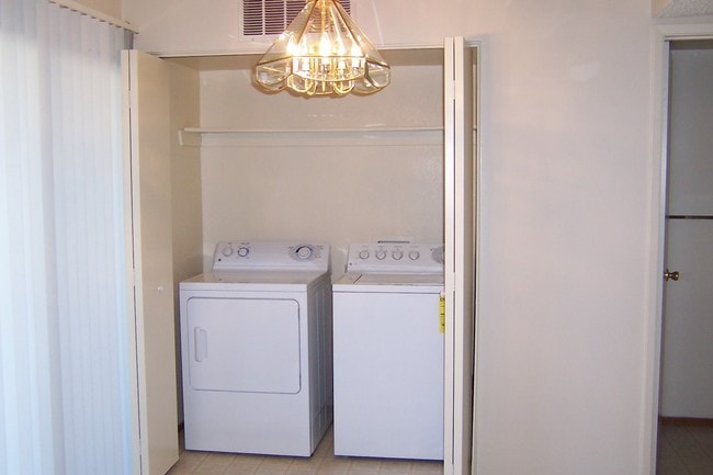 Full-sized washer/dryer - Pacific Heights Townhouse Apartments