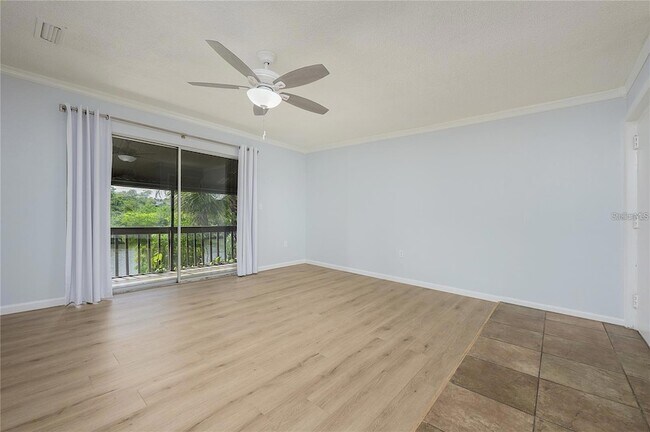 Foto del edificio - 2608 Hidden Lake Dr N