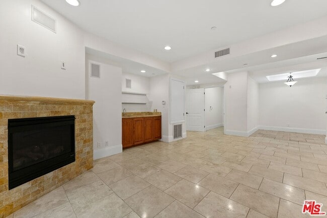 Building Photo - 16123 Sunset Blvd