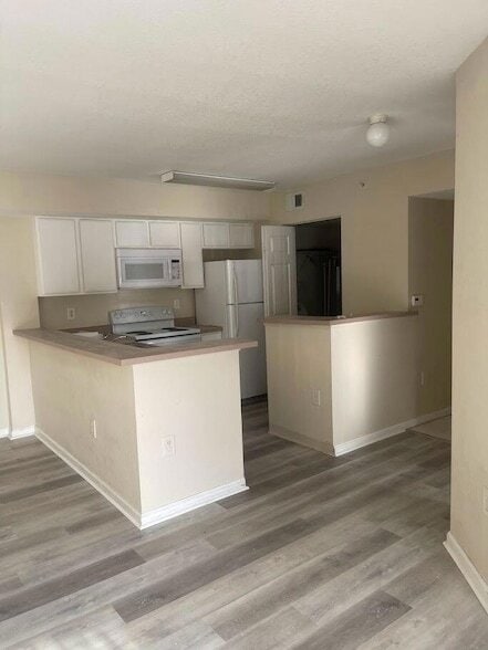 Building Photo - 171 SW Palm Dr
