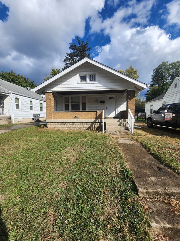 Primary Photo - Updated Two Bedroom Single Family Home nea...