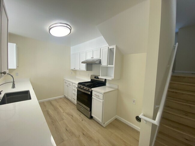 Foto del edificio - 3 Bed 2 Bath Condo For Rent