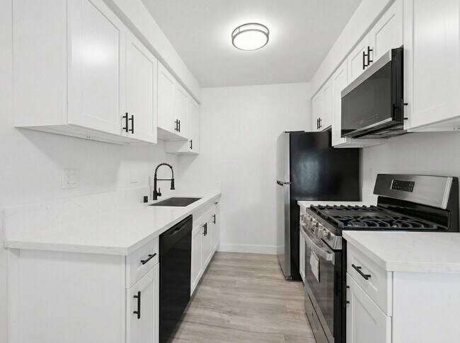 Foto del edificio - 6828 Fulton Ave
