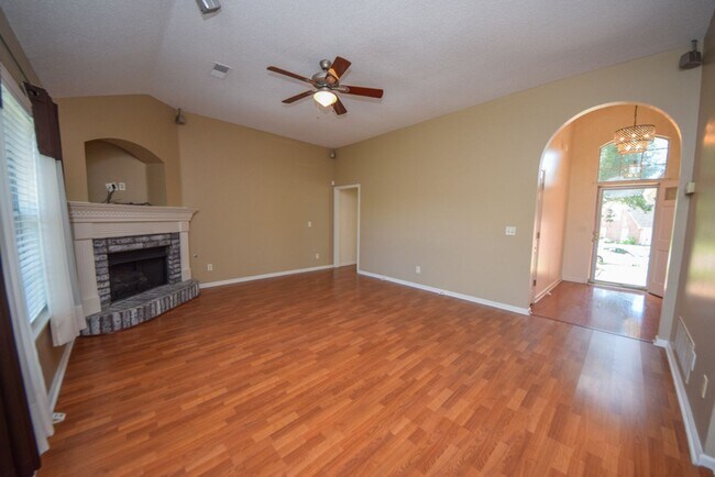 Foto del edificio - Gorgeous 3 bed, 2 bath with BONUS in Cordova.