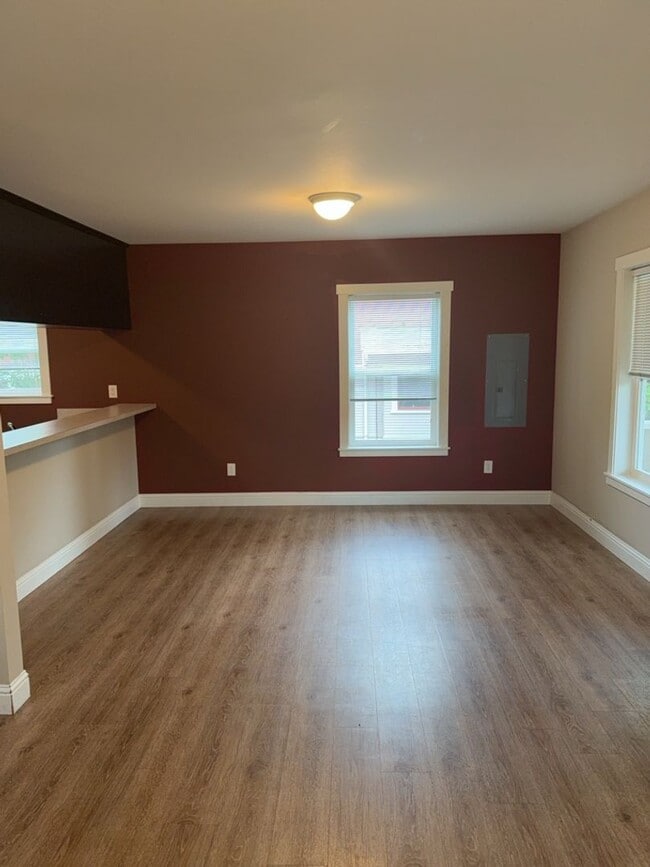 Building Photo - 5 Bedroom, 2.5 Baths Home for Rent, Available in August!