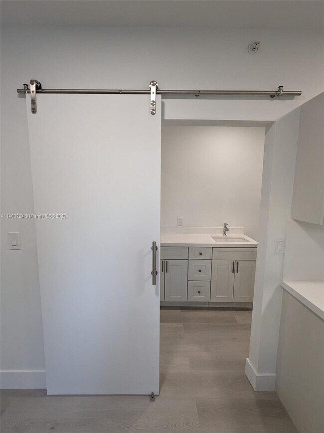 Building Photo - 220 Collins Ave