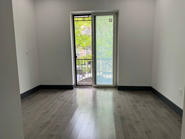 Foto del edificio - 657 Seneca Ave