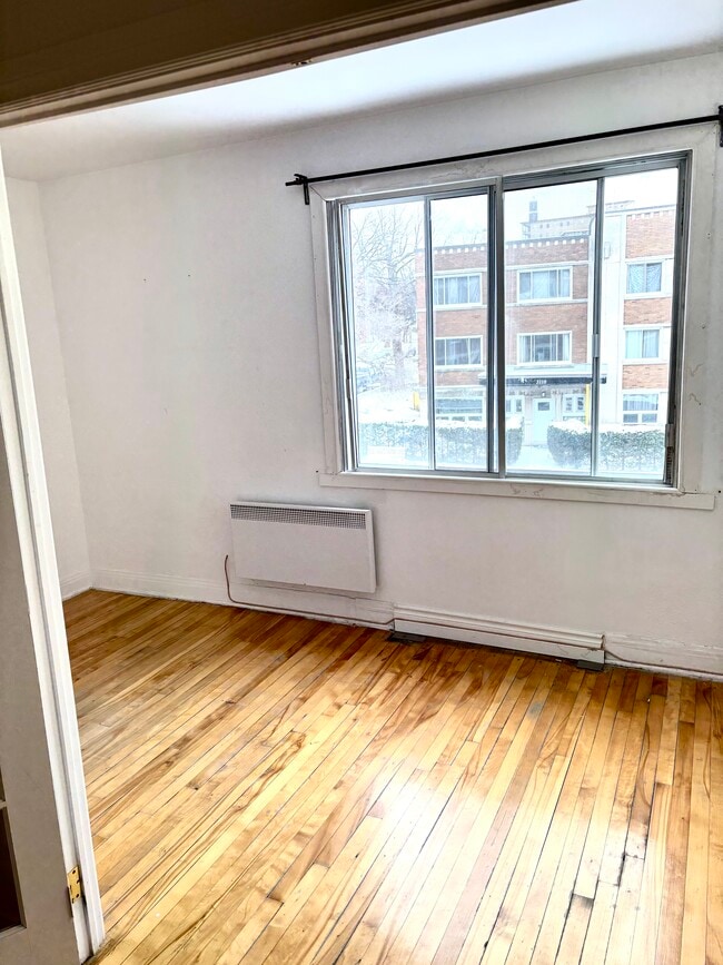 Building Photo - 3105 Av Van Horne