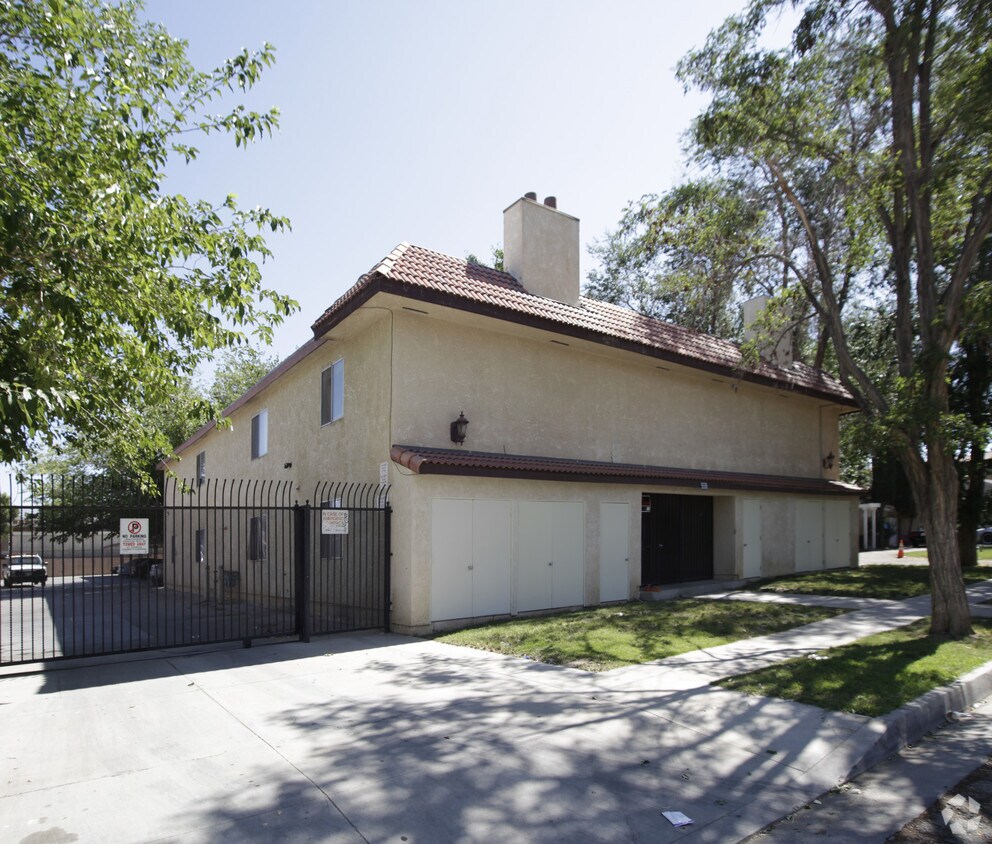 Primary Photo - 550 E Avenue Q12