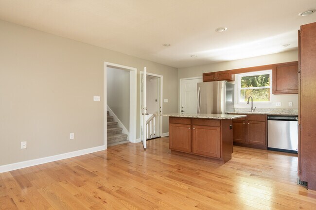 Desde la sala de estar se accede al dormitorio principal, al garaje y a la terraza trasera. - 2208 Southside Rd