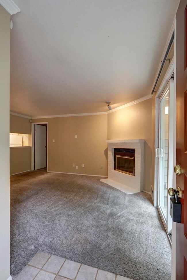 Building Photo - 2 Bedroom Ground Floor Condo in the Heart of Woodinville!