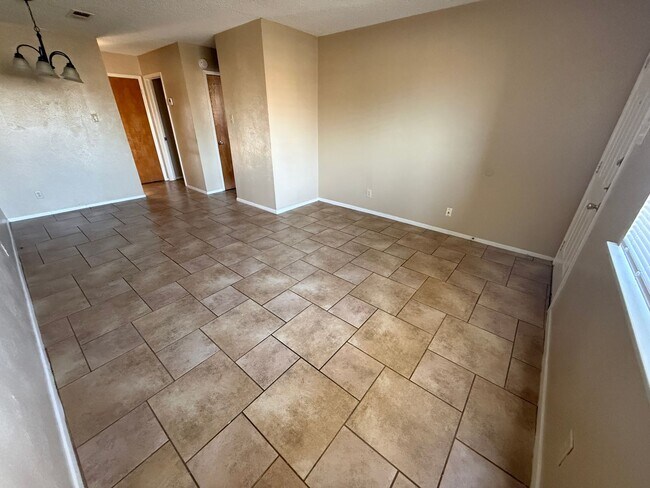 Building Photo - 2211 Cascade Dr