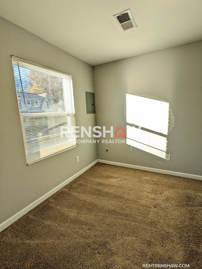 Building Photo - 278 N Hollywood - Renovated - Duplex - Bin...