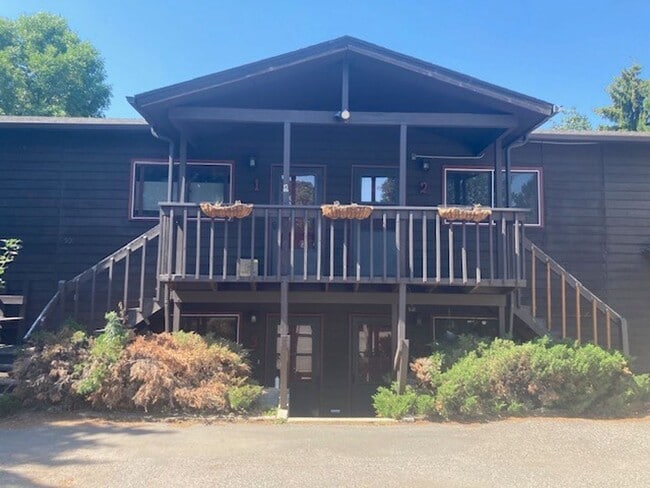 Building Photo - 2 Bedroom Apartment Near MSU! Small Dogs W...