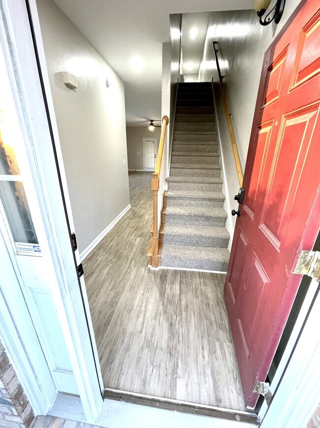 Foto del edificio - 100 Pineshadow Dr