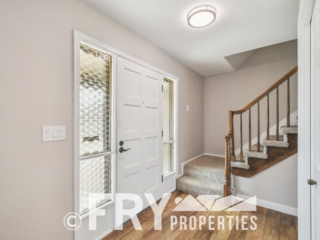 Foto del edificio - Spacious Five-Bedroom - Great For Entertaining