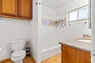 Building Photo - 1425 Lakeside Dr