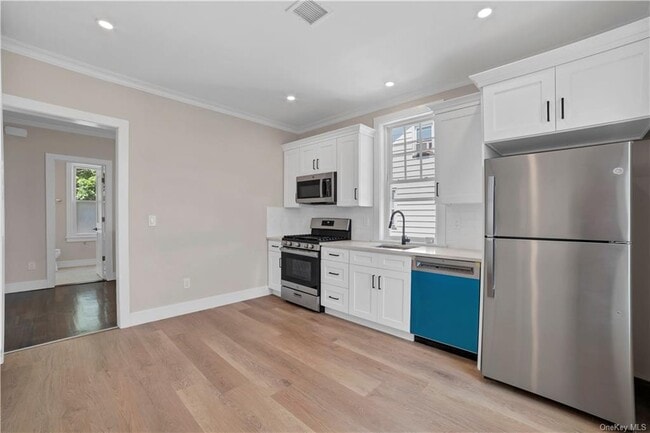 Building Photo - 21 Sylvan Pl