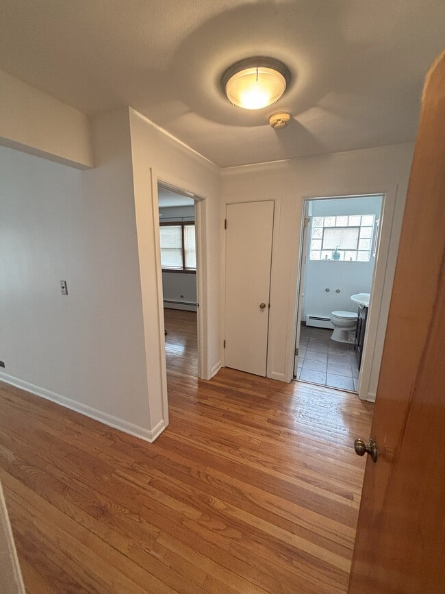 Pasillo desde la puerta lateral - 1125 Bohland Ave