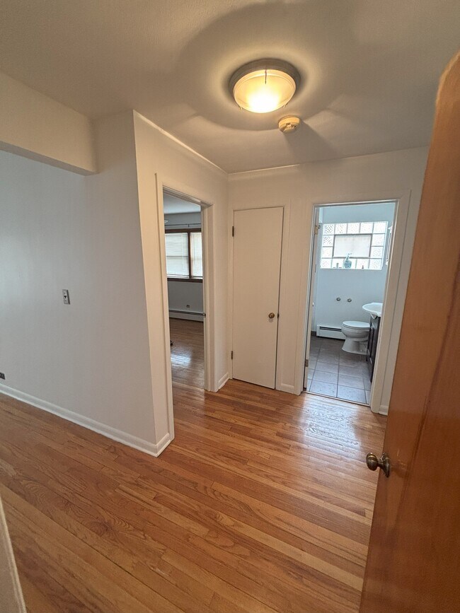 Pasillo desde la puerta lateral - 1125 Bohland Ave