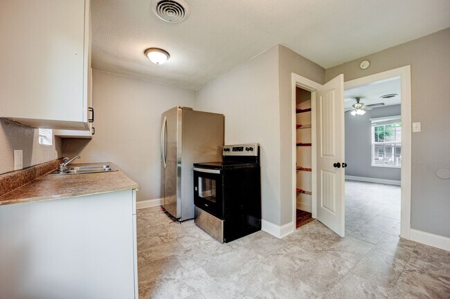Building Photo - Freshly Updated 3 Bedroom House