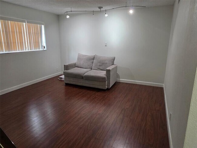Foto del edificio - 3146 N Pine Island Rd