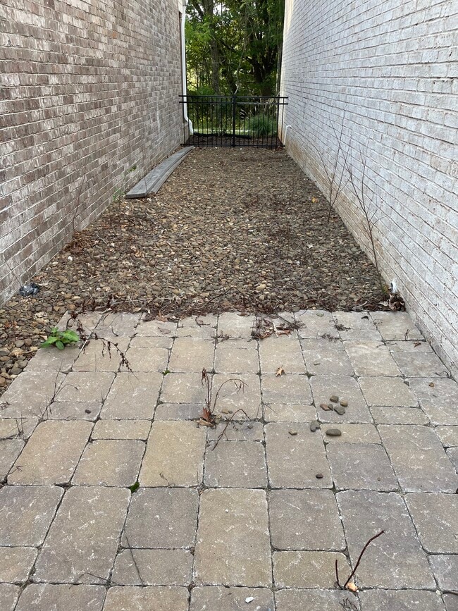 Patio - 2315 E Amherst Aly