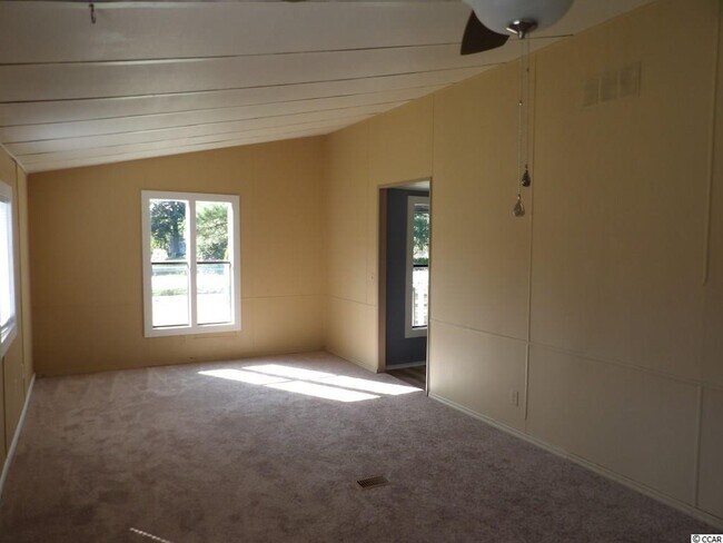 Building Photo - 3080 Temple Dr