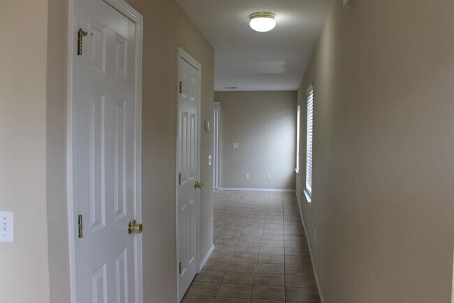 Foto del edificio - Four Bedroom Town Home with Two Car Garage in University Park-Renovated!
