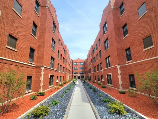 Building Photo - 3934 N Janssen Ave