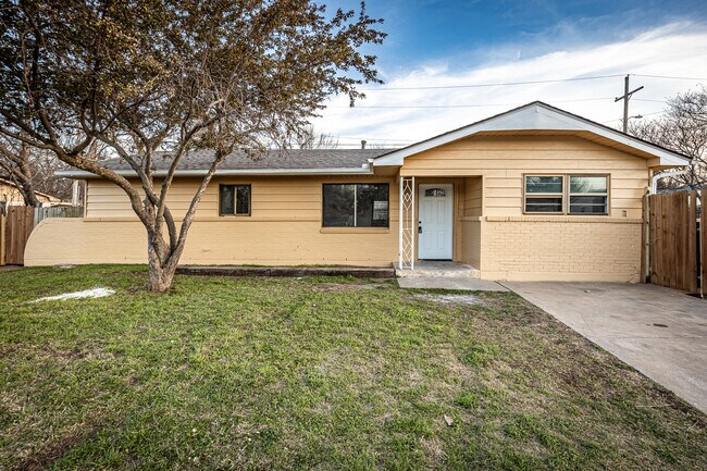 Building Photo - 508 NW Woodridge Dr