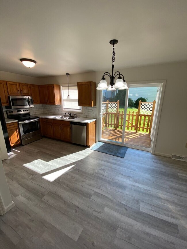 Foto del edificio - Beautiful 3 BR 1.5 BA End Unit Townhouse i...