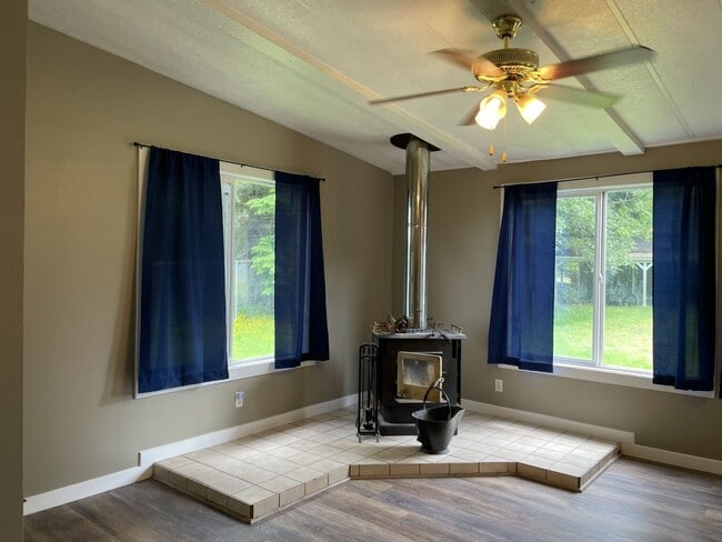 Building Photo - Charming Coupeville Home with Large Fully ...